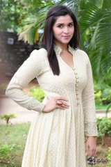 Mannara Chopra at Thikka Movie Motion Poster Launch